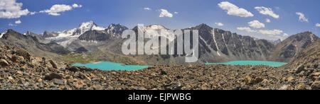 Panorama pittoresque de la ville pittoresque de montagnes lacs turquoise Tian-shan occidental au Kirghizistan Banque D'Images