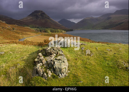 Vue du lac en "sur-approfondi' vallée glaciaire, lac le plus profond de l'Angleterre à 79 mètres (258 pieds), avec Red Pike Peak et la route qui serpente vers Wasdale Head en arrière-plan, Wastwater, Wasdale, Lake District N.P., Cumbria, Angleterre, octobre Banque D'Images