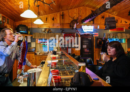 Dell, Montana, USA. Bar, café hiers hier. Barman Joe et un client. Banque D'Images