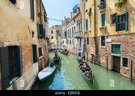 Venise, Italy-August:12,2014 gondoliers vénitiens transporter certains touristes sur une gondole à Venise au cours d'une journée ensoleillée à l'intérieur de sa Banque D'Images