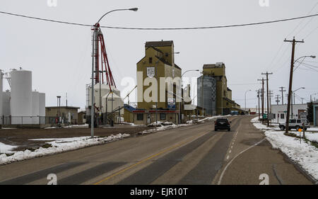 Milk River, Alberta, silos élévateurs à grains verts. Banque D'Images