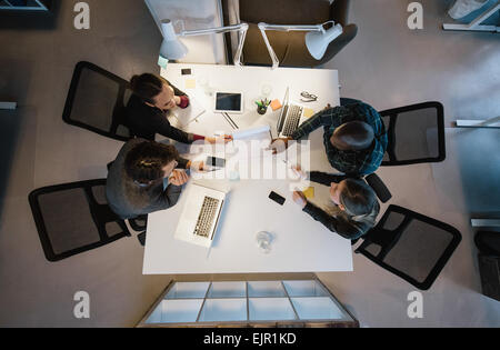 Les employés de bureau se réunissent autour d'une table pour faire de la recherche et de mettre en œuvre de nouvelles idées. Portrait de gens d'affaires multi-ethnique dis Banque D'Images