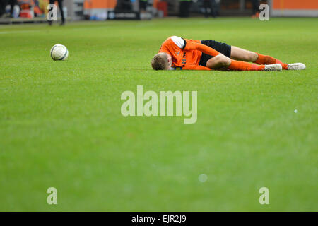 LUBIN, Pologne - 05 DÉCEMBRE : Bartosz Rymaniak blessés allongés sur l'herbe au cours de match Ligue polonaise KGHM Zaglebi entre Banque D'Images