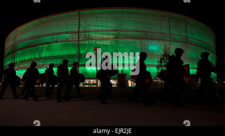 WROCLAW, Pologne - 4 octobre : Groupe de gardes de sécurité en passant en face du stade avant match Polish Football Ligue 1 Banque D'Images