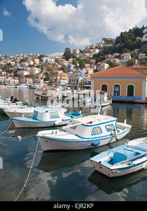 Bateaux de pêche dans les ports de la Méditerranée grecque île de Symi. Banque D'Images