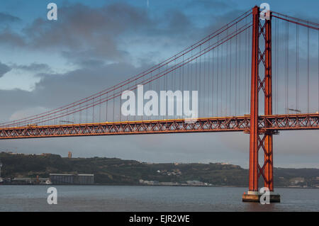 Lisbonne/Portugal 4ème Décembre 2006 Le Pont de la rivière tage à l'aube Banque D'Images