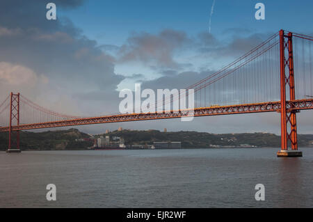 Lisbonne/Portugal 4ème Décembre 2006 Le Pont de la rivière tage à l'aube Banque D'Images