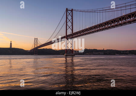 Lisbonne/Portugal 4ème Décembre 2006 Le Pont de la rivière tage à l'aube Banque D'Images