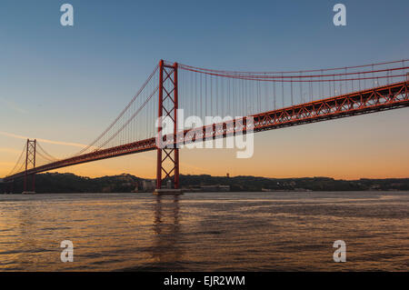 Lisbonne/Portugal 4ème Décembre 2006 Le Pont de la rivière tage à l'aube Banque D'Images