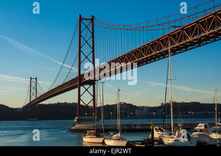 Lisbonne/Portugal 4ème Décembre 2006 Le Pont de la rivière tage à l'aube Banque D'Images