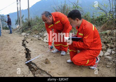 Jianhe, province du Guizhou en Chine. Mar 31, 2015. Les chercheurs de la sismologie vérifiez les dommages d'une route au village de Liuji Jianhe, comté de la province du Guizhou, au sud-ouest de la Chine, 31 mars 2015. Les gens de la région ont commencé la reconstruction post-catastrophe le deuxième jour après un séisme de magnitude 5,5 a frappé le comté de Jianhe lundi. Credit : Ou Dongqu/Xinhua/Alamy Live News Banque D'Images