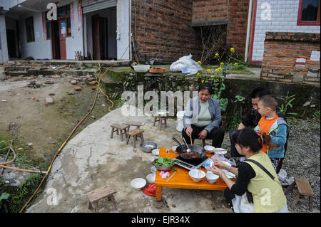 Jianhe, province du Guizhou en Chine. Mar 31, 2015. Les villageois ont leur repas en plein air au Village de Liuji Jianhe, comté de la province du Guizhou, au sud-ouest de la Chine, 31 mars 2015. Les gens de la région ont commencé la reconstruction post-catastrophe le deuxième jour après un séisme de magnitude 5,5 a frappé le comté de Jianhe lundi. Credit : Ou Dongqu/Xinhua/Alamy Live News Banque D'Images