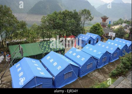 Jianhe, province du Guizhou en Chine. Mar 31, 2015. Photo prise le 31 mars 2015 indique les camps de fortune pour evacuators à Xinliu Village de Jianhe, comté de la province du Guizhou, au sud-ouest de la Chine, 31 mars 2015. Les gens de la région ont commencé la reconstruction post-catastrophe le deuxième jour après un séisme de magnitude 5,5 a frappé le comté de Jianhe lundi. Credit : Ou Dongqu/Xinhua/Alamy Live News Banque D'Images