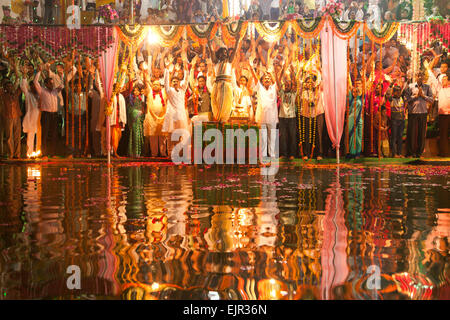 Les croyants hindous au cours d'une cérémonie religieuse, Aarti et Deepdan cérémonie à il le sacré lac Pushkar Pushkar durant la Mela Banque D'Images