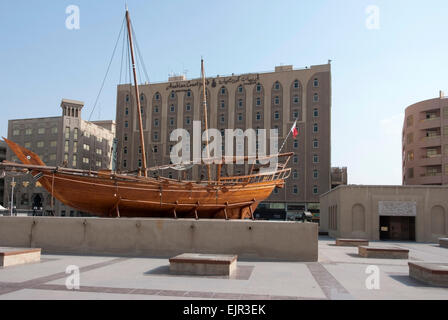 Réplique d'un dhow traditionnel arabe deux mâts exposition de musée Musée de Dubaï Banque D'Images