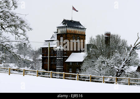 Hook Norton Brewery dans la neige Banque D'Images