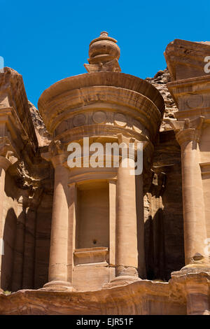 De près de l'al-Dayr tombe ou au monastère une partie du complexe de Petra en Jordanie Banque D'Images