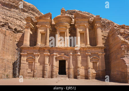 Le al-Dayr tombe ou au monastère une partie du complexe de Petra en Jordanie Banque D'Images