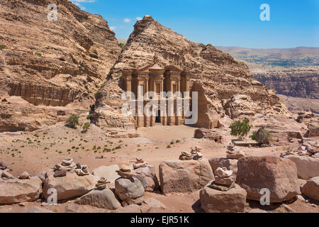 Le al-Dayr tombe ou au monastère une partie du complexe de Petra en Jordanie Banque D'Images