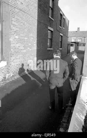 Surintendant Richardson,du Lancashire Constabulary a reçu à titre posthume la Croix de George pour l'héroïsme dont il a fait preuve, le 23 août 1971 dans la poursuite d'un gang de voleurs armés qui avaient attaqué une boutique des joailliers de Blackpool. Lui et le Gendarme Carl Walker, abordé les raiders et Richardson a reçu une balle dans l'estomac tout en tentant de persuader l'un des criminels afin de remettre son arme. Il est mort de ses blessures le même jour à l'hôpital Victoria, Blackpool. Notre photo montre : deux agents de police debout à l'endroit où est mort. Surintendant Richardson Janvier 1972 72-0752 Banque D'Images