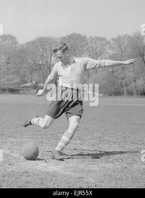 Joueur de Manchester City Don Revie vu ici sur le terrain d'entraînement. 5 mai 1955 *** *** Local Caption - watscan - 08/01/2010 Banque D'Images