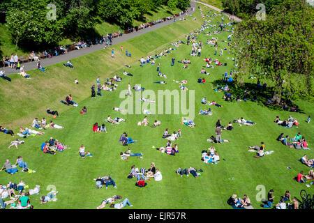 Journée ensoleillée dans Princes Street Gardens (est), juste en face du Scott Monument, Édimbourg, Écosse. Banque D'Images