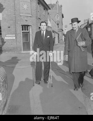 Vicki Martin Enquête 2 mars 1955 Terence Robertson quitte le conducteur de la voiture dans laquelle a été tué Martin Vicki modèle vu ici à Maidenhead après avoir assisté à la coroner dans les modèles de la mort. *** *** Local Caption - watscan - 07/01/2010 Banque D'Images