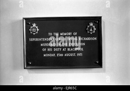 Surintendant Richardson,du Lancashire Constabulary a reçu à titre posthume la Croix de George pour l'héroïsme dont il a fait preuve, le 23 août 1971 dans la poursuite d'un gang de voleurs armés qui avaient attaqué une boutique des joailliers de Blackpool. Lui et le Gendarme Carl Walker, abordé les raiders et Richardson a reçu une balle dans l'estomac tout en tentant de persuader l'un des criminels afin de remettre son arme. Il est mort de ses blessures le même jour à l'hôpital Victoria, Blackpool. Notre photo montre : Plaque au poste de police de Blackpool en mémoire de Surintendant Richardson Janvier 1972 72-0752-004 Banque D'Images