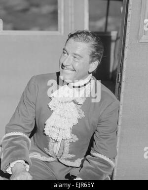 Errol Flynn comme Jamie Durie vu ici sur l'ensemble du maître de Ballantrae. 6 octobre 1952 Banque D'Images