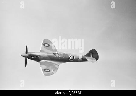 Démonstration par un Supermarine Spitfire MK19 de la Battle of Britain Memorial Flight 15 Septembre 1966 Banque D'Images