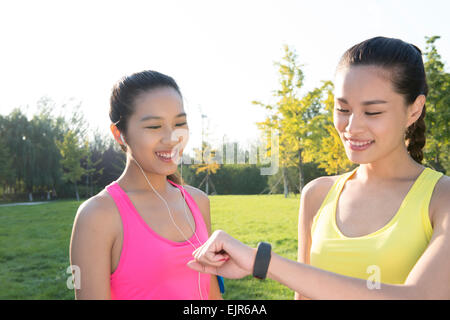 La vérification des données relatives à la santé des copines smart watch Banque D'Images