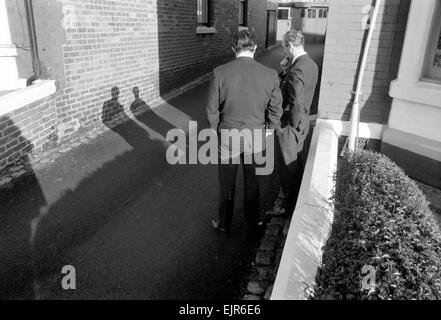 Surintendant Richardson,du Lancashire Constabulary a reçu à titre posthume la Croix de George pour l'héroïsme dont il a fait preuve, le 23 août 1971 dans la poursuite d'un gang de voleurs armés qui avaient attaqué une boutique des joailliers de Blackpool. Lui et le Gendarme Carl Walker, abordé les raiders et Richardson a reçu une balle dans l'estomac tout en tentant de persuader l'un des criminels afin de remettre son arme. Il est mort de ses blessures le même jour à l'hôpital Victoria, Blackpool. Notre photo montre : deux agents de police debout à l'endroit où est mort. Surintendant Richardson Janvier 1972 72-0752-002 Banque D'Images