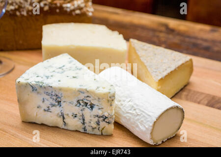Assortiment de fromage segments sur une planche à découper. Banque D'Images