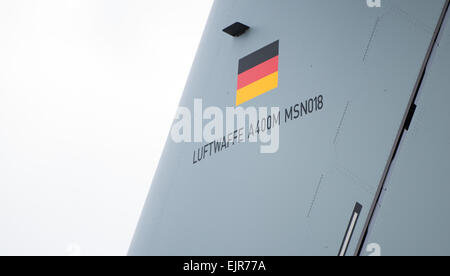 Wunstorf, Allemagne. Mar 31, 2015. Un avion de transport A400M de l'armée allemande, avec l'inscription 'Luftwaffe MSN A400M018', se dresse sur le périmètre de l'Escadron de transport 62 à Wunstorf, Allemagne, 31 mars 2015. L'avion transporte une usine de traitement de l'eau à Dakar, Sénégal. PHOTO : LUKAS SCHULZE/dpa/Alamy Live News Banque D'Images