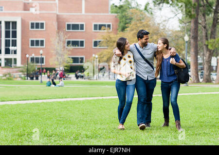 Smiling students walking on campus Banque D'Images