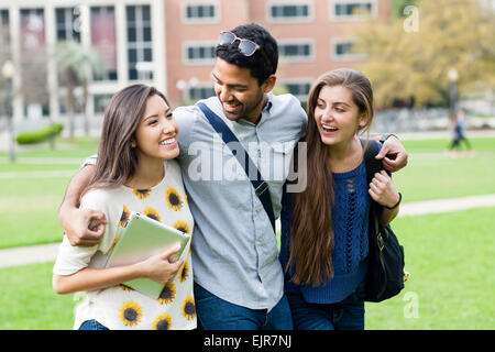 Smiling students walking on campus Banque D'Images