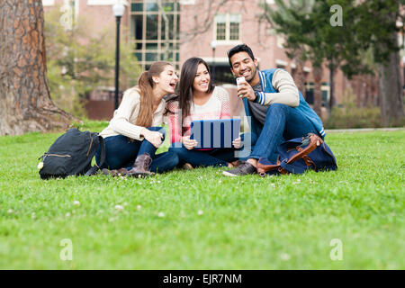 Étudiants en photographie de téléphone cellulaire sur le campus Banque D'Images