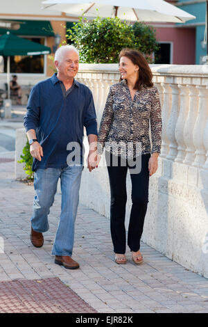 Caucasian couple holding hands on sidewalk Banque D'Images