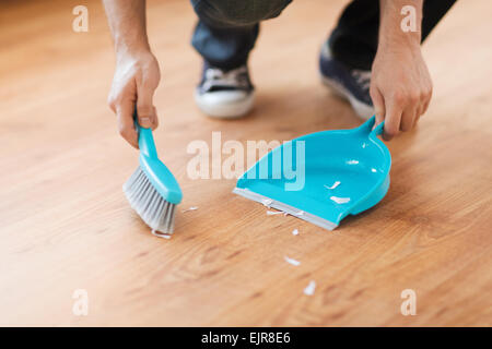 Close up of male brooming plancher en bois Banque D'Images