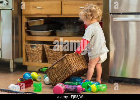 Caucasian baby boy playing with toys et panier Banque D'Images