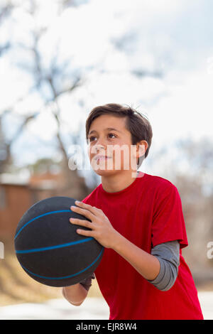 Boy basketball outdoors Banque D'Images