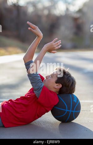 Boy basketball on court Banque D'Images