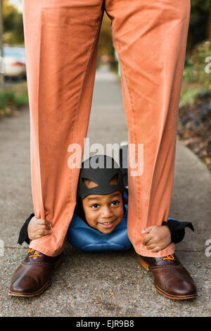 African American boy trick-or-treat avec le père à l'Halloween Banque D'Images