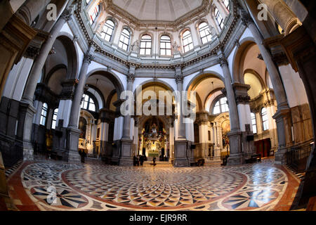 Intérieur de la Basilique Santa Maria della Salute, l'église catholique romaine, Venise, Italie. Banque D'Images