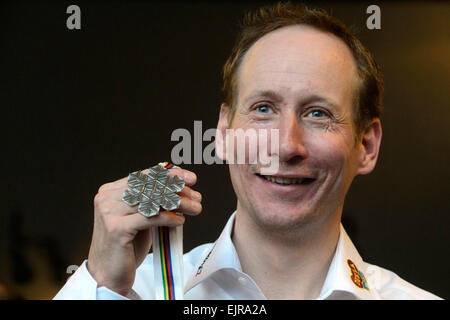 La République Tchèque Lukas Bauer pose avec ses hommes, 50 km départ groupé médaille d'argent de la compétition Championnats du Monde de ski nordique au cours d'une conférence de presse à Prague, en République tchèque, le 31 mars 2015. (Photo/CTK Michal Kamaryt) Banque D'Images