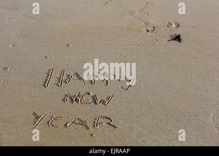 Bonne Année, écrit dans le sable au bord de la mer Banque D'Images