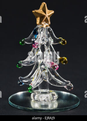 Arbre de Noël en verre sur fond noir Banque D'Images