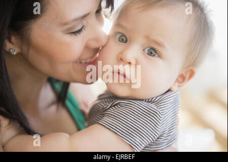 Mixed Race mother holding baby Banque D'Images