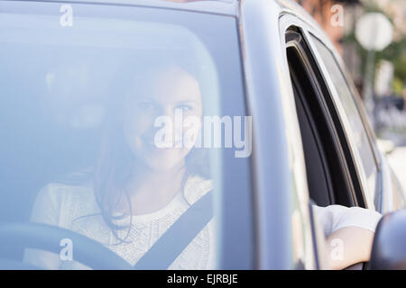 Caucasian woman smiling in car Banque D'Images