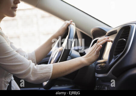 Caucasian woman en utilisant le système GPS en voiture Banque D'Images